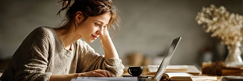 A focused adult learner seated at a desk using only a laptop displaying text-based learning content. No books, no notebooks, no papers, no additional study materials visible. The learner appears calm, confident, and reflective, suggesting intentional and autonomous control over their learning process. Natural window light, soft shadows, balanced minimalist composition, neutral and warm academic tones. The image should convey autonomy, critical thinking, and methodological awareness